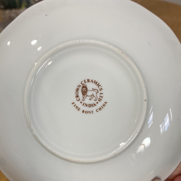 Crown Ceramics Ltd. India Fine bone China Teacup and saucer. Floral w gold trim - Picture 10 of 10